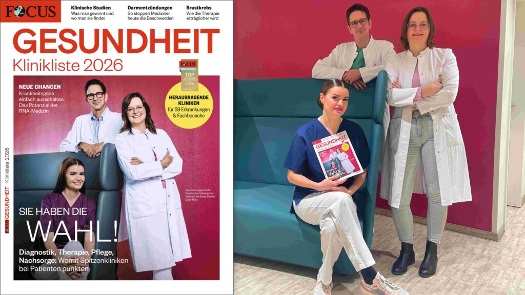 Titelblatt des Magazins Focus Gesundheit Klinikliste 2026 und daneben ein Foto von drei medizinischen Fachkräften in einer Klinik. Das Magazin zeigt das Thema „Sie haben die Wahl!“ und informiert über herausragende Kliniken in Deutschland. Auf dem rechten Foto sitzen und stehen zwei Ärztinnen und ein Arzt in weißen Kitteln und Dienstkleidung vor einer rot-beigen Wand; eine der Personen hält das Magazin in der Hand.