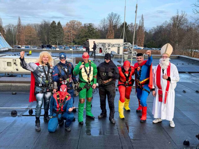 Superhelden und Nikolaus brachten Freude in die Kinderklinik des Ellis – Feuerwehr Essen begeisterte mit vorweihnachtlicher Abseil-Aktion