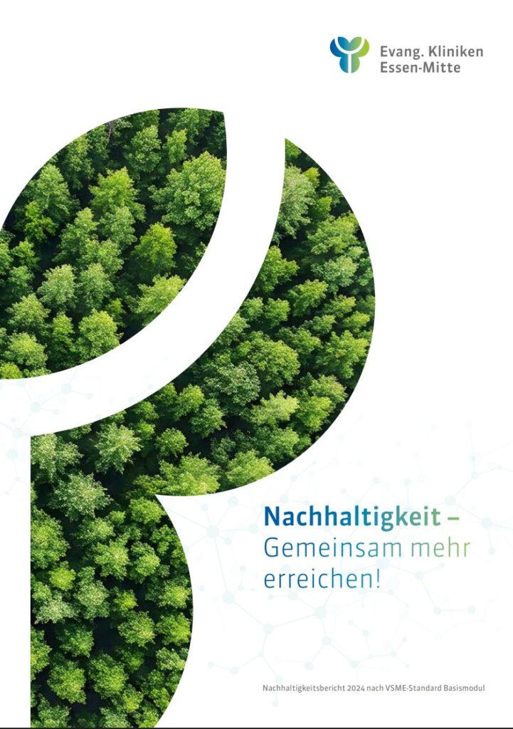 Titelbild des Nachhaltigkeitsberichts der Evang. Kliniken Essen-Mitte. Zu sehen ist eine Luftaufnahme eines dichten, grünen Waldes, der grafisch in zwei geschwungene Formen eingebettet ist. Oben rechts befindet sich das Logo der Evang. Kliniken Essen-Mitte. Rechts mittig steht der Text „Nachhaltigkeit – Gemeinsam mehr erreichen!“. Unten ist klein der Hinweis „Nachhaltigkeitsbericht 2024 nach VSME-Standard Basismodul“ zu lesen.