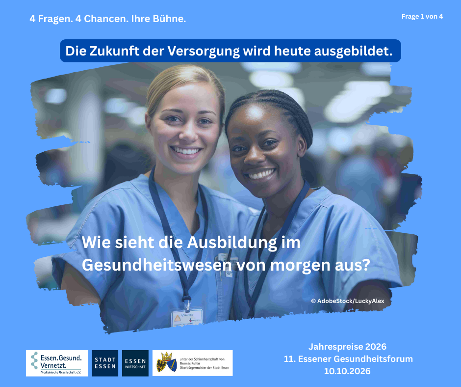 Zwei junge Frauen in hellblauer Pflegekleidung stehen eng nebeneinander und lächeln direkt in die Kamera. Die Frau links hat helle Haut, blonde Haare, die nach hinten gebunden sind, und trägt ein Namensschild an einem dunklen Band um den Hals. Die Frau rechts hat dunkle Haut und geflochtene, zurückgebundene Haare. Beide wirken freundlich und selbstbewusst. Der Hintergrund ist unscharf und zeigt eine helle, klinikähnliche Umgebung mit Deckenleuchten und Personen im Hintergrund. Über dem Bild liegt ein blauer grafischer Rahmen. Oben steht der Text: „4 Fragen. 4 Chancen. Ihre Bühne.“ sowie „Frage 1 von 4“. In einem blauen Banner ist zu lesen: „Die Zukunft der Versorgung wird heute ausgebildet.“ Darunter steht groß: „Wie sieht die Ausbildung im Gesundheitswesen von morgen aus?“ Unten links sind die Logos von „Essen.Gesund.Vernetzt. – Medizinische Gesellschaft e.V.“, „Stadt Essen“ und „Essen Wirtschaft“ sowie ein Wappen mit dem Hinweis auf die Schirmherrschaft des Oberbürgermeisters der Stadt Essen. Rechts unten steht: „Jahrespreise 2026, 11. Essener Gesundheitsforum, 10.10.2026“.