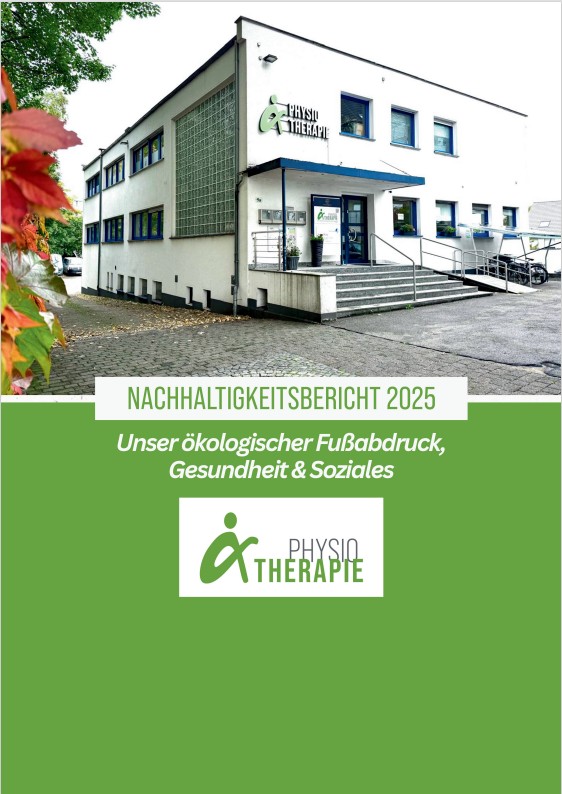 Das Bild zeigt die Titelseite eines Nachhaltigkeitsberichts. Im oberen Bereich ist ein zweigeschossiges, weißes Praxisgebäude mit Flachdach zu sehen. Über dem Eingang befindet sich das Logo und der Schriftzug „alpha physio therapie“ in Grün mit einer stilisierten Figur. Eine Treppe mit Metallgeländer führt zur Eingangstür, rechts daneben verläuft eine barrierearme Rampe. Links am Gebäude ist eine große Glasbausteinwand, mehrere Fenster sind blau gerahmt. Vor dem Haus liegen Pflastersteine, am linken Bildrand sind unscharf herbstlich gefärbte Blätter zu sehen. Im unteren Bildbereich befindet sich eine große grüne Fläche mit Text. Dort steht: „NACHHALTIGKEITSBERICHT 2025“ sowie darunter „Unser ökologischer Fußabdruck, Gesundheit & Soziales“. Darunter ist erneut das Logo „alpha physio therapie“ abgebildet.