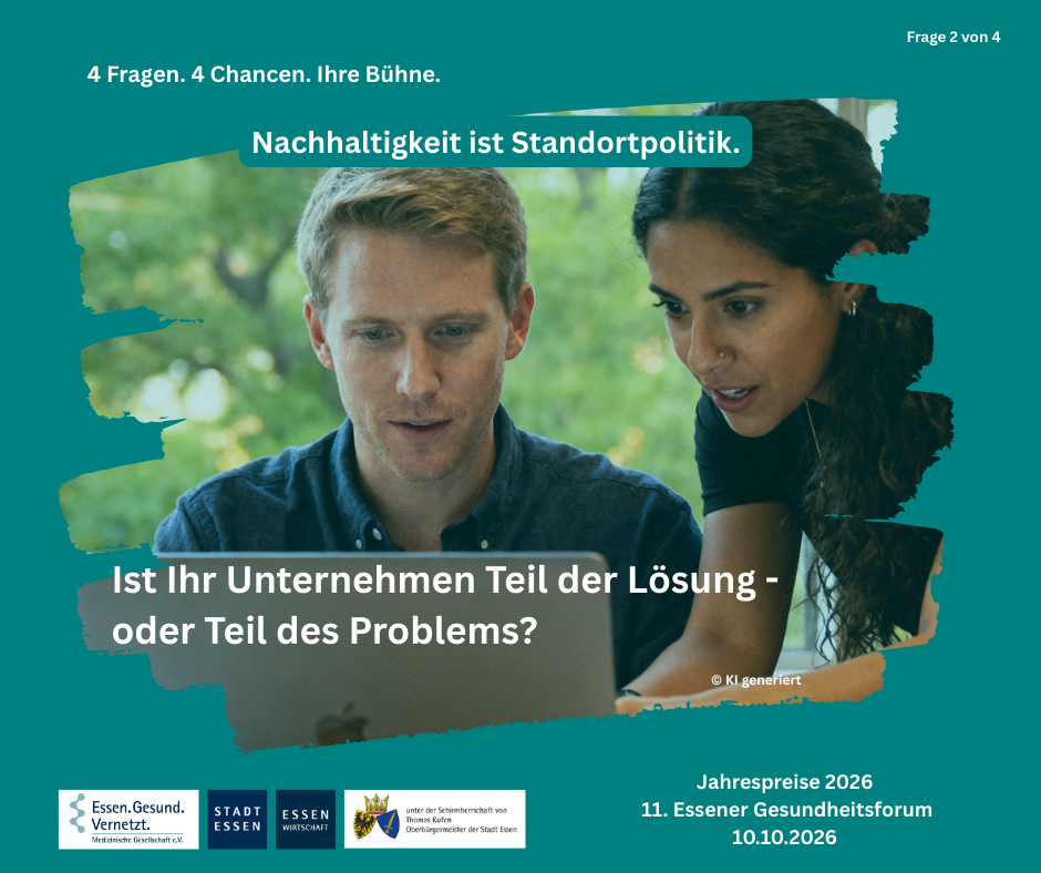 Ein Mann und eine Frau sitzen nebeneinander an einem Tisch und schauen konzentriert auf einen aufgeklappten Laptop. Der Mann links hat kurze blonde Haare und trägt ein dunkelblaues Hemd. Sein Blick ist aufmerksam auf den Bildschirm gerichtet. Die Frau rechts hat dunkle, lange Haare, die nach hinten gebunden sind, und beugt sich leicht nach vorne, ebenfalls fokussiert auf den Laptop. Beide wirken konzentriert und im Gespräch. Im Hintergrund ist durch ein Fenster unscharf grünes Laub zu erkennen, was auf eine Umgebung mit Tageslicht hinweist. Das Foto ist in einen petrolfarbenen grafischen Hintergrund eingebettet. Oben steht: „4 Fragen. 4 Chancen. Ihre Bühne.“ sowie rechts „Frage 2 von 4“. In einem hervorgehobenen Banner steht: „Nachhaltigkeit ist Standortpolitik.“ Zentral im Bild lautet die Frage: „Ist Ihr Unternehmen Teil der Lösung – oder Teil des Problems?“ Unten links sind die Logos von „Essen.Gesund.Vernetzt. – Medizinische Gesellschaft e.V.“, „Stadt Essen“ und „Essen Wirtschaft“ sowie ein Wappen mit dem Hinweis auf die Schirmherrschaft des Oberbürgermeisters der Stadt Essen. Rechts unten steht: „Jahrespreise 2026, 11. Essener Gesundheitsforum, 10.10.2026“.
