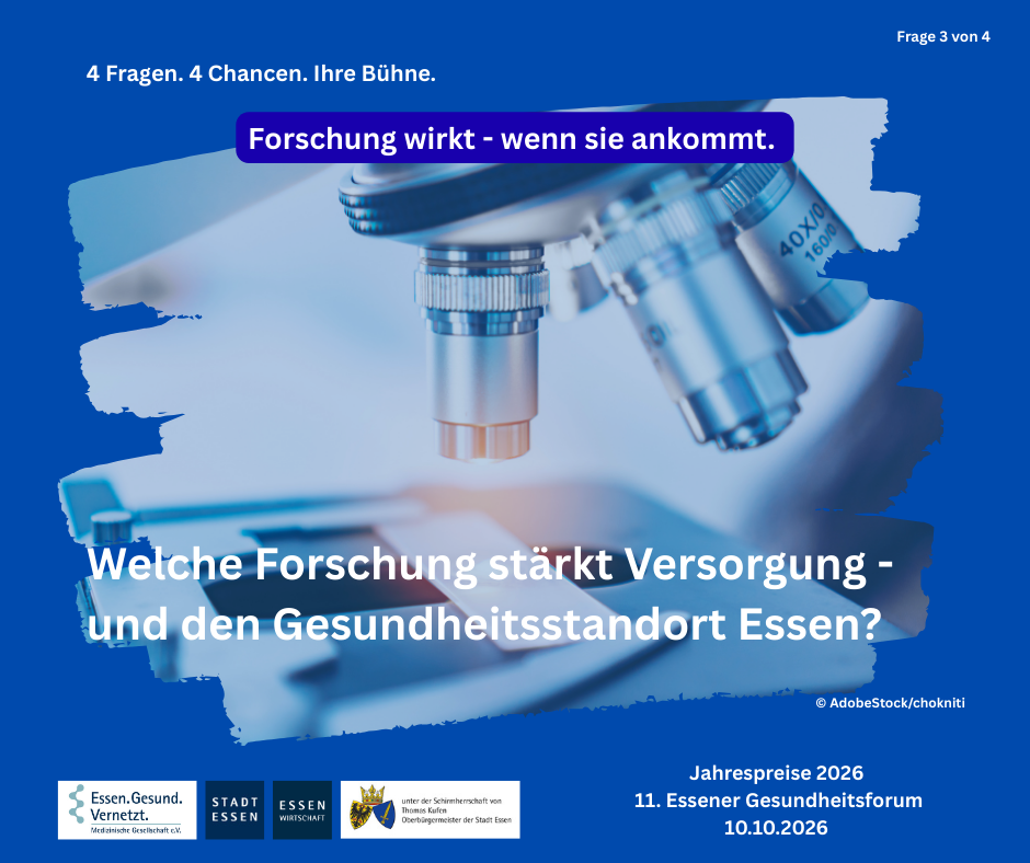 Nahaufnahme eines Mikroskops in einem Labor. Im oberen Bildbereich sind mehrere silberne Objektive zu sehen, eines mit der Aufschrift „40x/0.65“. Darunter liegt auf dem Objekttisch ein Glasobjektträger. Das Bild ist in kühlen Blau- und Weißtönen gehalten und wirkt sachlich sowie technisch. Der Hintergrund ist unscharf und vermittelt eine moderne Laborumgebung. Das Foto ist in einen dunkelblauen grafischen Hintergrund eingebettet. Oben steht: „4 Fragen. 4 Chancen. Ihre Bühne.“ sowie rechts „Frage 3 von 4“. In einem hervorgehobenen Banner steht: „Forschung wirkt – wenn sie ankommt.“ Zentral im Bild lautet die Frage: „Welche Forschung stärkt Versorgung – und den Gesundheitsstandort Essen?“ Unten links sind die Logos von „Essen.Gesund.Vernetzt. – Medizinische Gesellschaft e.V.“, „Stadt Essen“ und „Essen Wirtschaft“ sowie ein Wappen mit dem Hinweis auf die Schirmherrschaft des Oberbürgermeisters der Stadt Essen. Rechts unten steht: „Jahrespreise 2026, 11. Essener Gesundheitsforum, 10.10.2026“.
