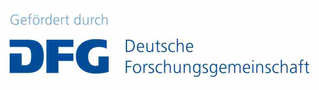Auf hellem Hintergrund ist das Förderlogo der Deutschen Forschungsgemeinschaft (DFG) abgebildet. Links steht in kleiner grauer Schrift „Gefördert durch“. Darunter befindet sich das große blaue DFG-Logo in markanter Blockschrift. Rechts daneben steht in blauer Schrift der ausgeschriebene Name „Deutsche Forschungsgemeinschaft“. Das Design wirkt sachlich und offiziell.