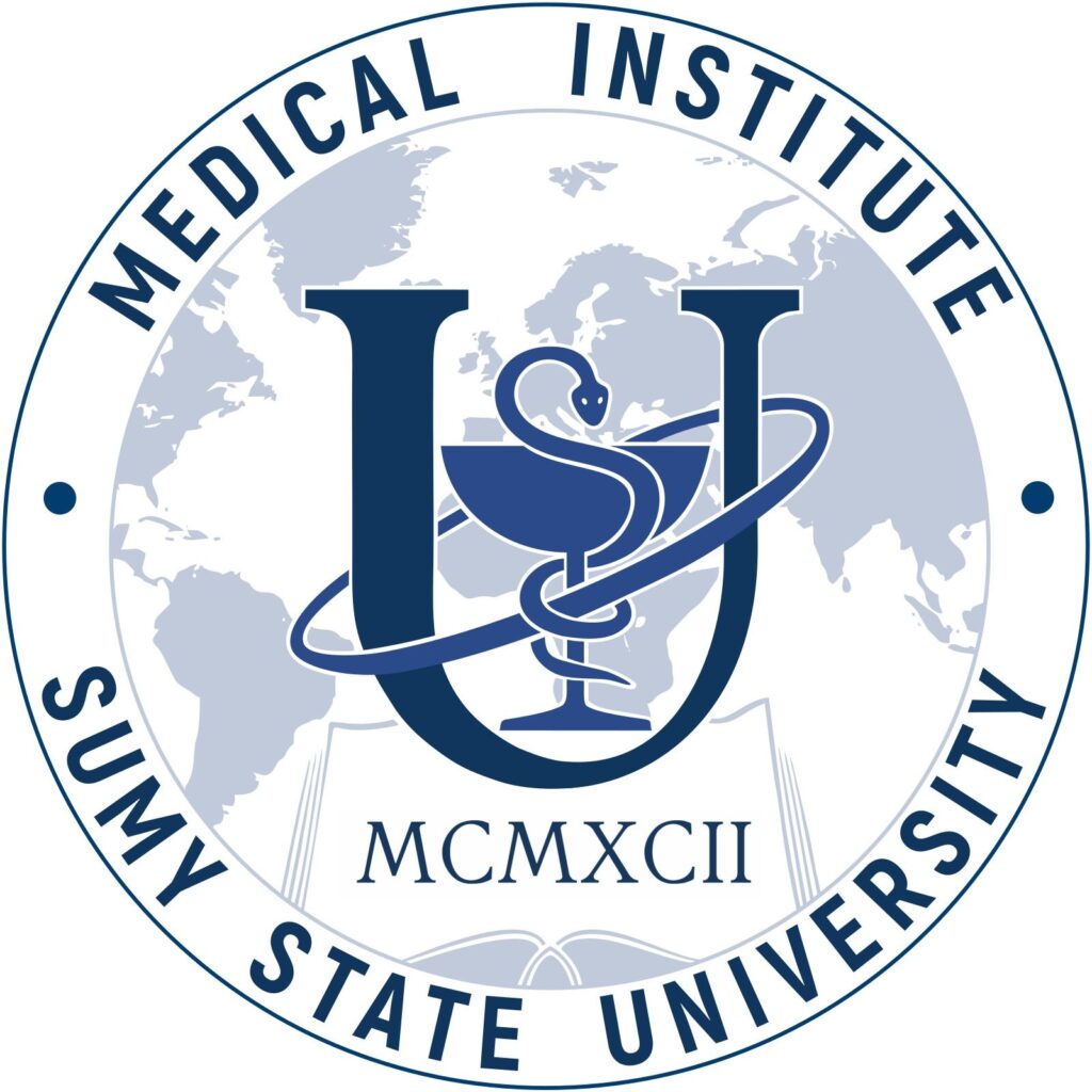 Rundes blau-weißes Logo des Medical Institute der Sumy State University. Im Zentrum stehen die Buchstaben „U“ und „I“ vor einer stilisierten Weltkarte. Davor befindet sich ein medizinisches Symbol mit Schlange und Schale. Im unteren Bereich ist ein aufgeschlagenes Buch mit der römischen Jahreszahl „MCMXCII“ (1992) dargestellt. Umlaufende Schrift: „Medical Institute · Sumy State University“.